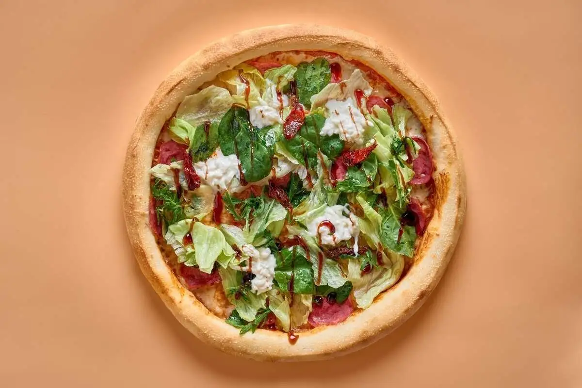 Пицца Салями с рукколой и страчателлой