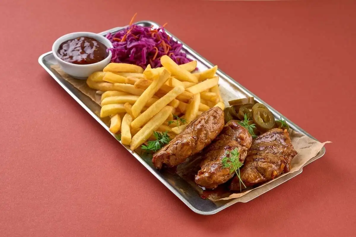 Тарелка на одного со свиной вырезкой