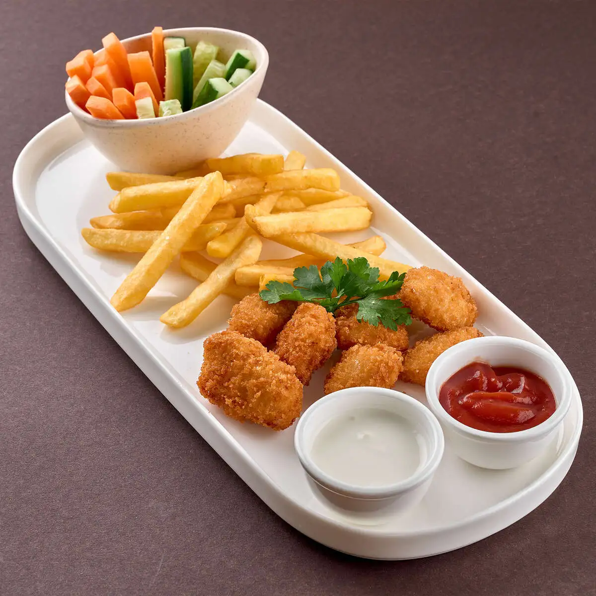 Детская тарелка с куриными нагетсами