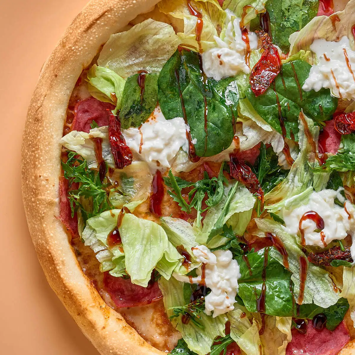 Пицца Салями с рукколой и страчателлой