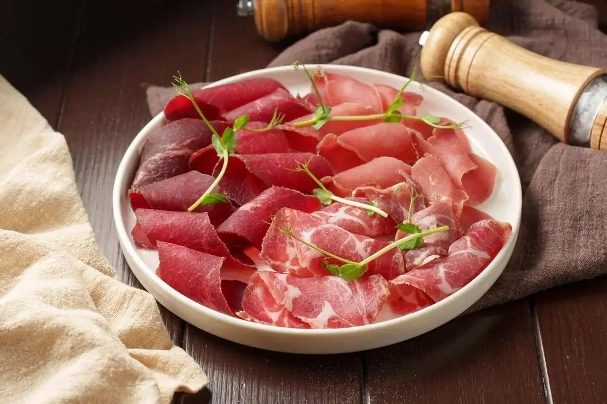 Ассорти сыровяленных деликатесов