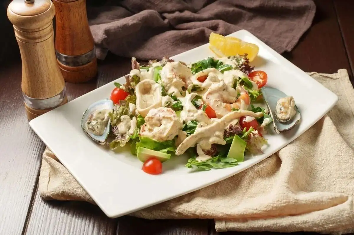Салат с морепродуктами в сливочном соусе