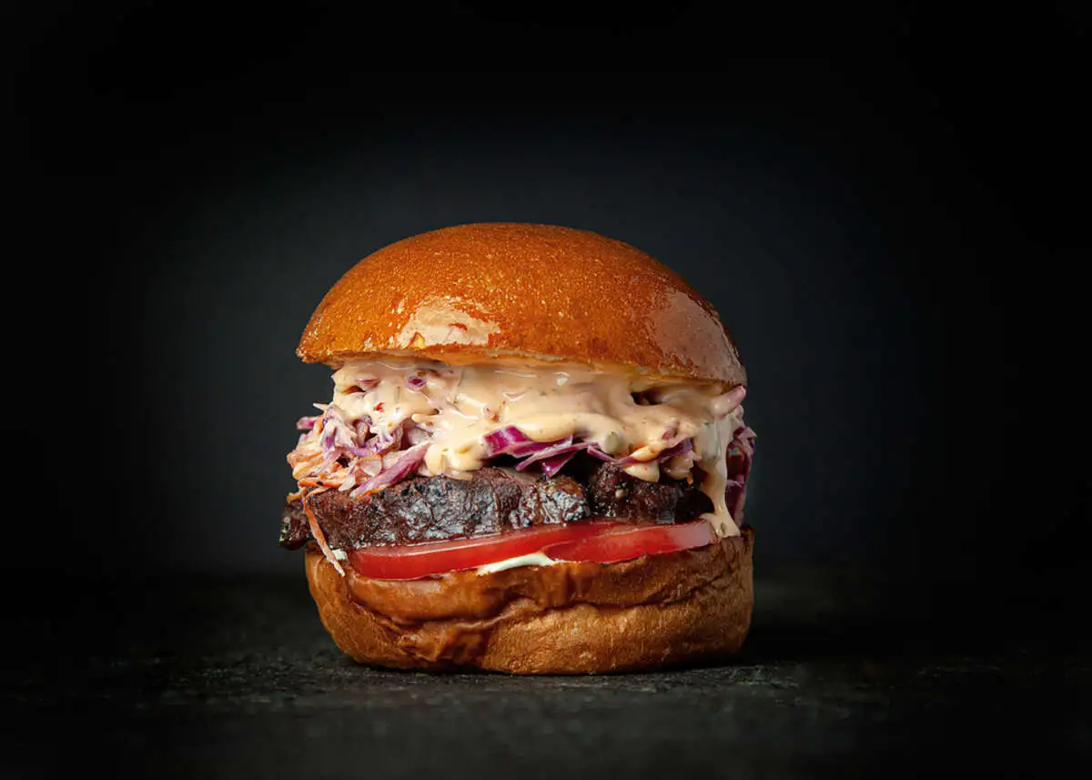 Бургер с говяжьей щекой и салатом коул слоу