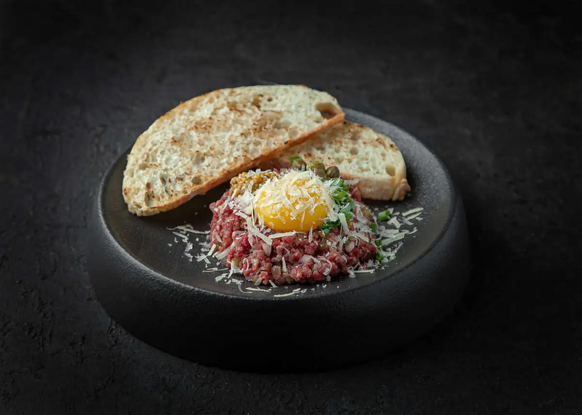 Классический Тар-тар с огурцами в бурбоне и зеленым луком