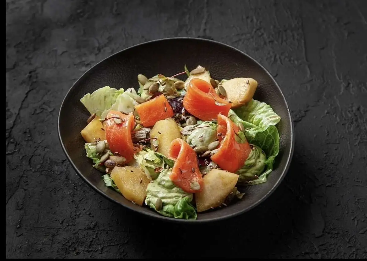 Салат с лососем и кремом авокадо 