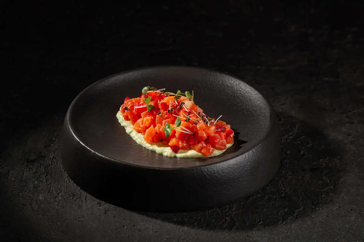 Тар-Тар из лосося с клубникой и кремом авокадо 120гр