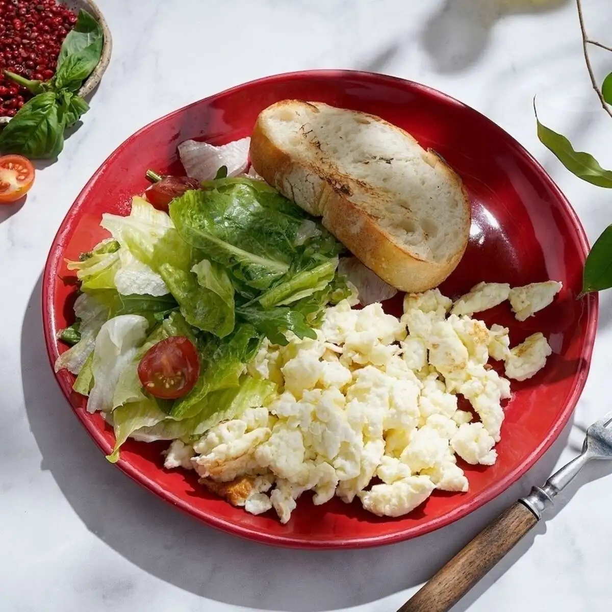 Скрембл с микс-салатом