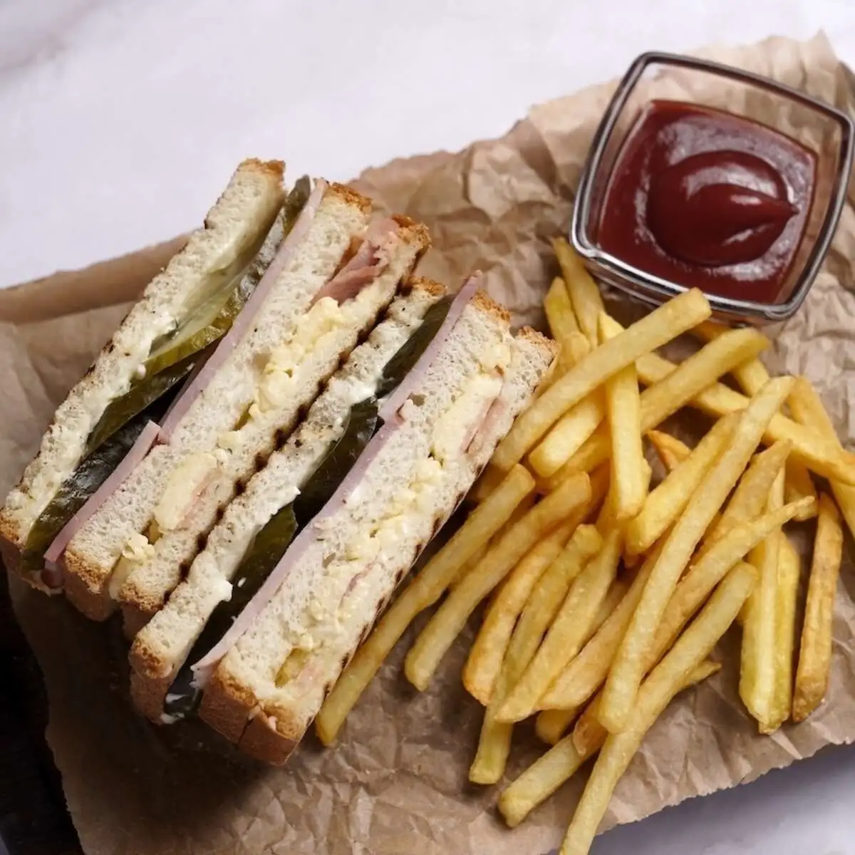 Клаб-сендвич с беконом и картофелем фри