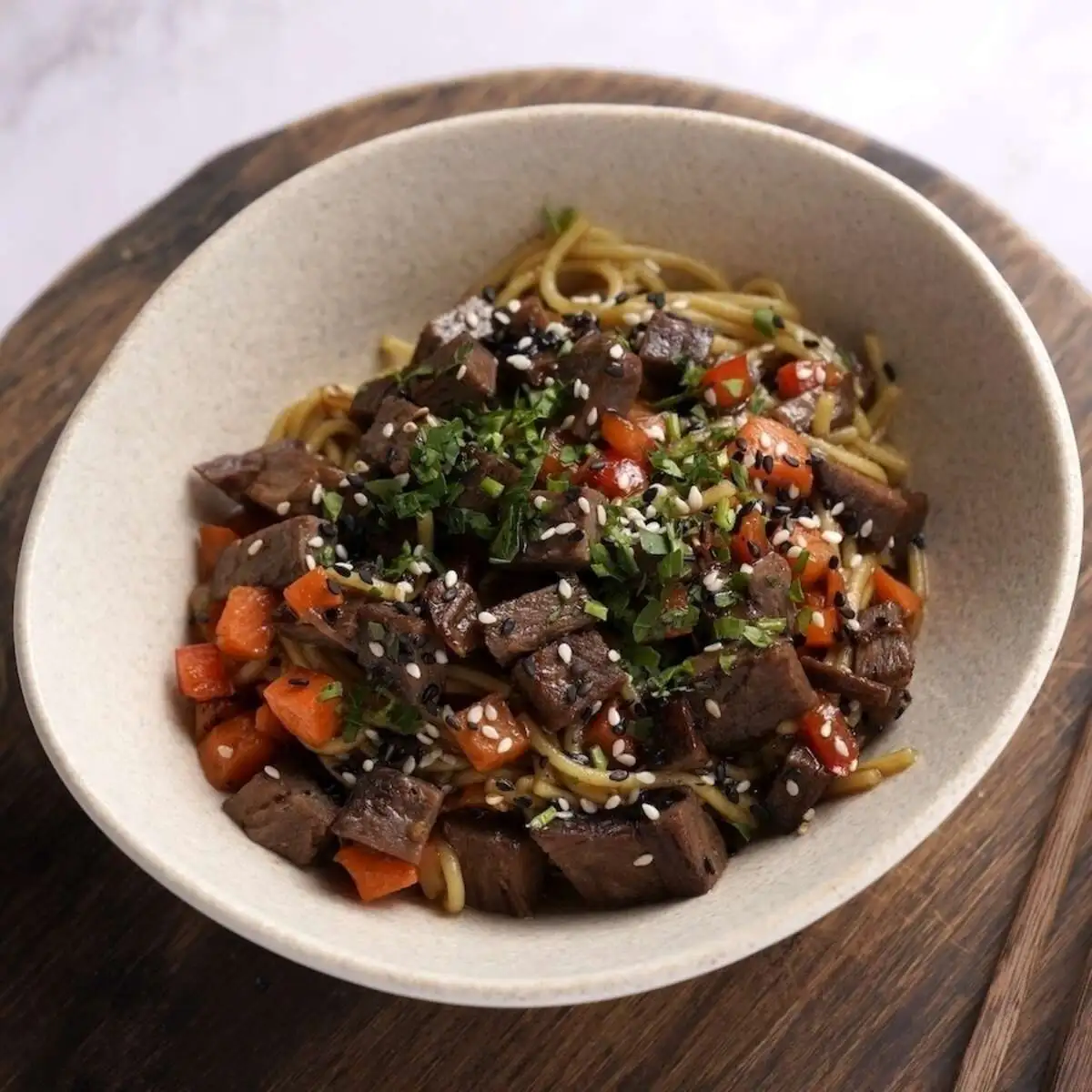 Яичная лапша с говядиной