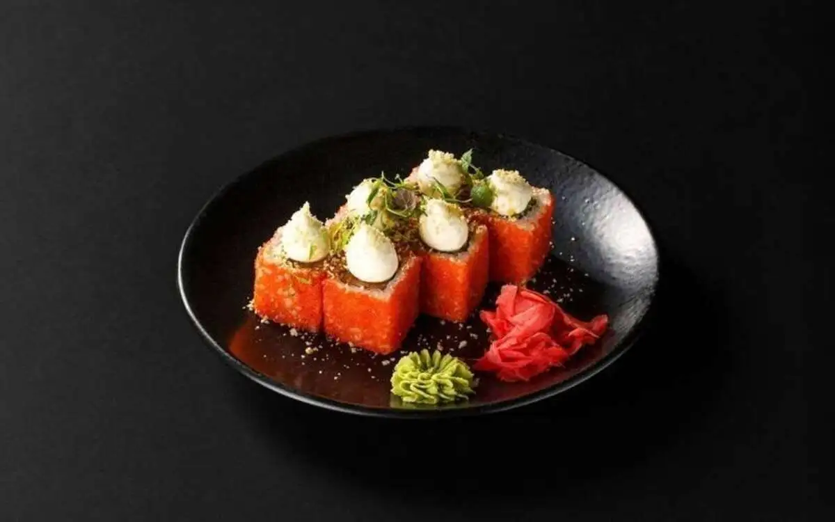 Ролл с копченой форелью и кремом из пармезана