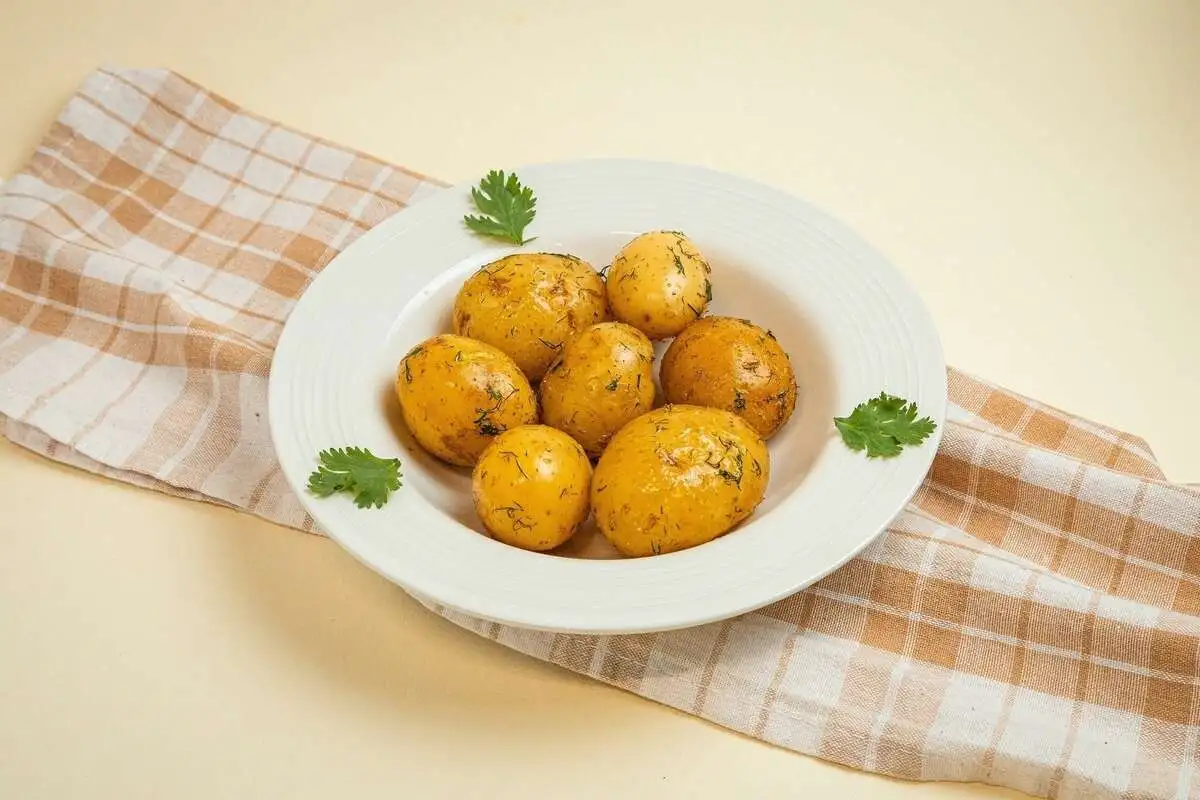Отварной молодой картофель