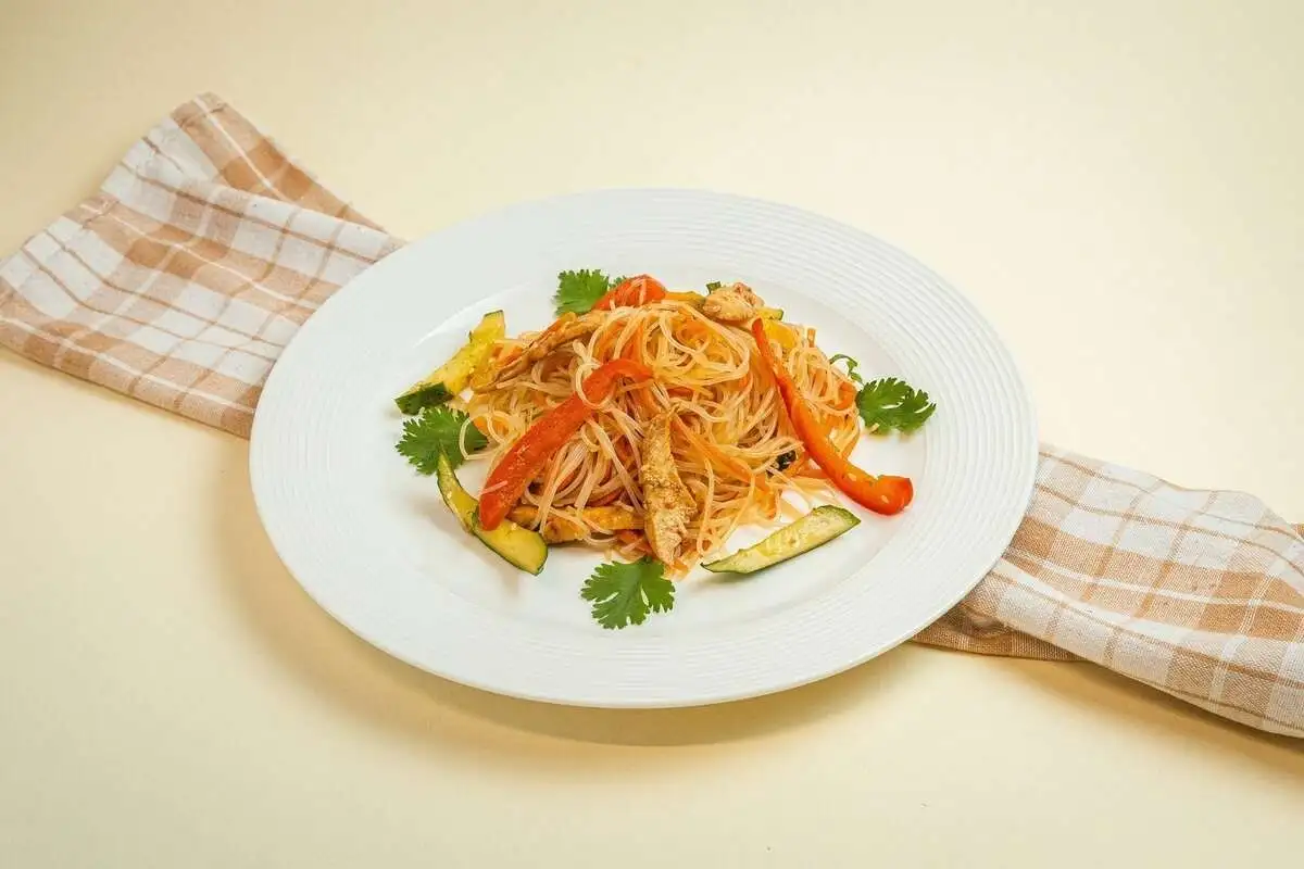 Салат из фунчозы с курицей