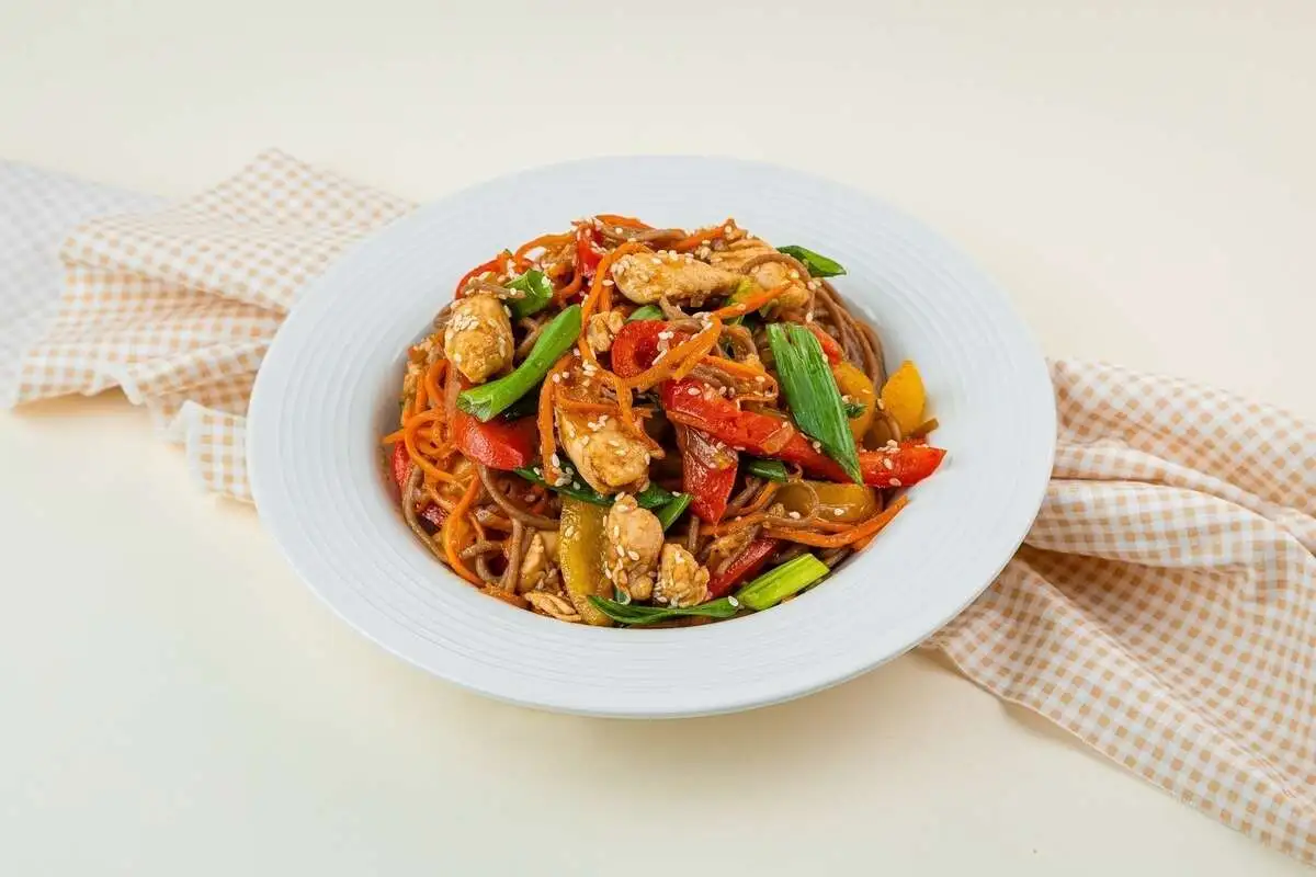 Соба с курицей 