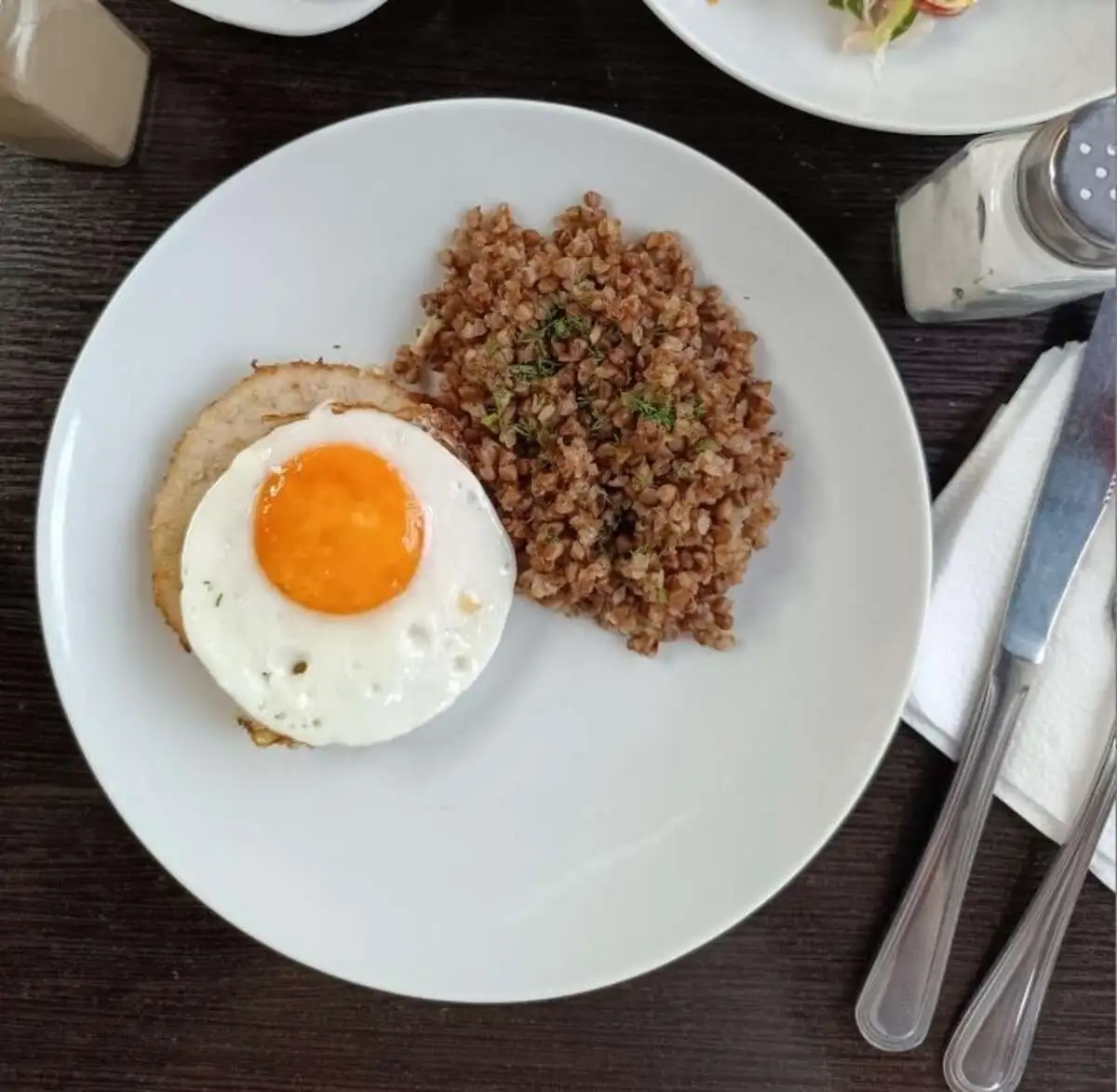 Котлета из курицы с глазуньей