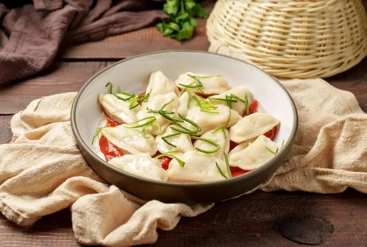 Вареники с острым томатным соусом