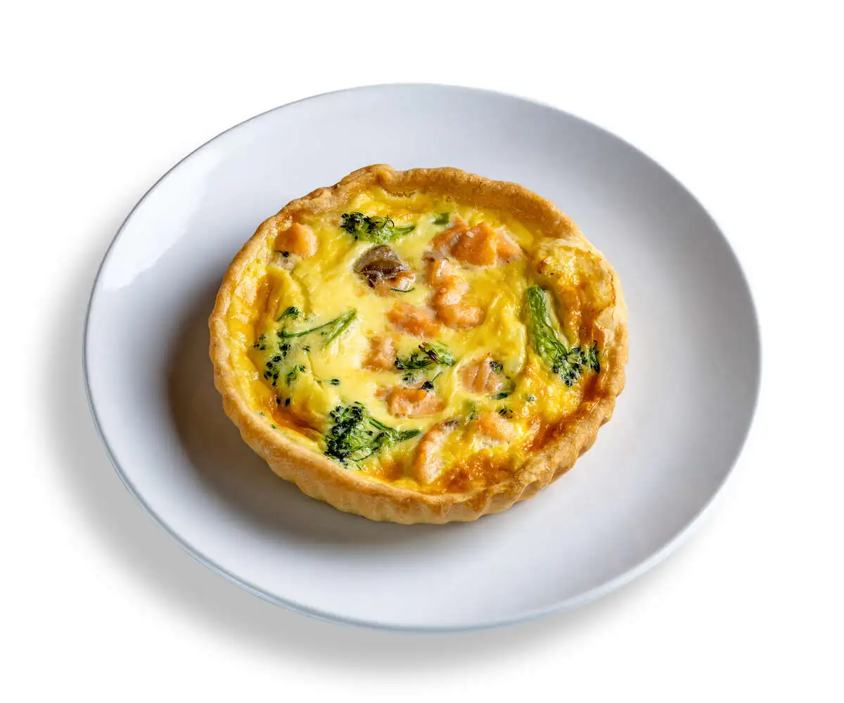 Кишлорен с брокколи и лососем мини