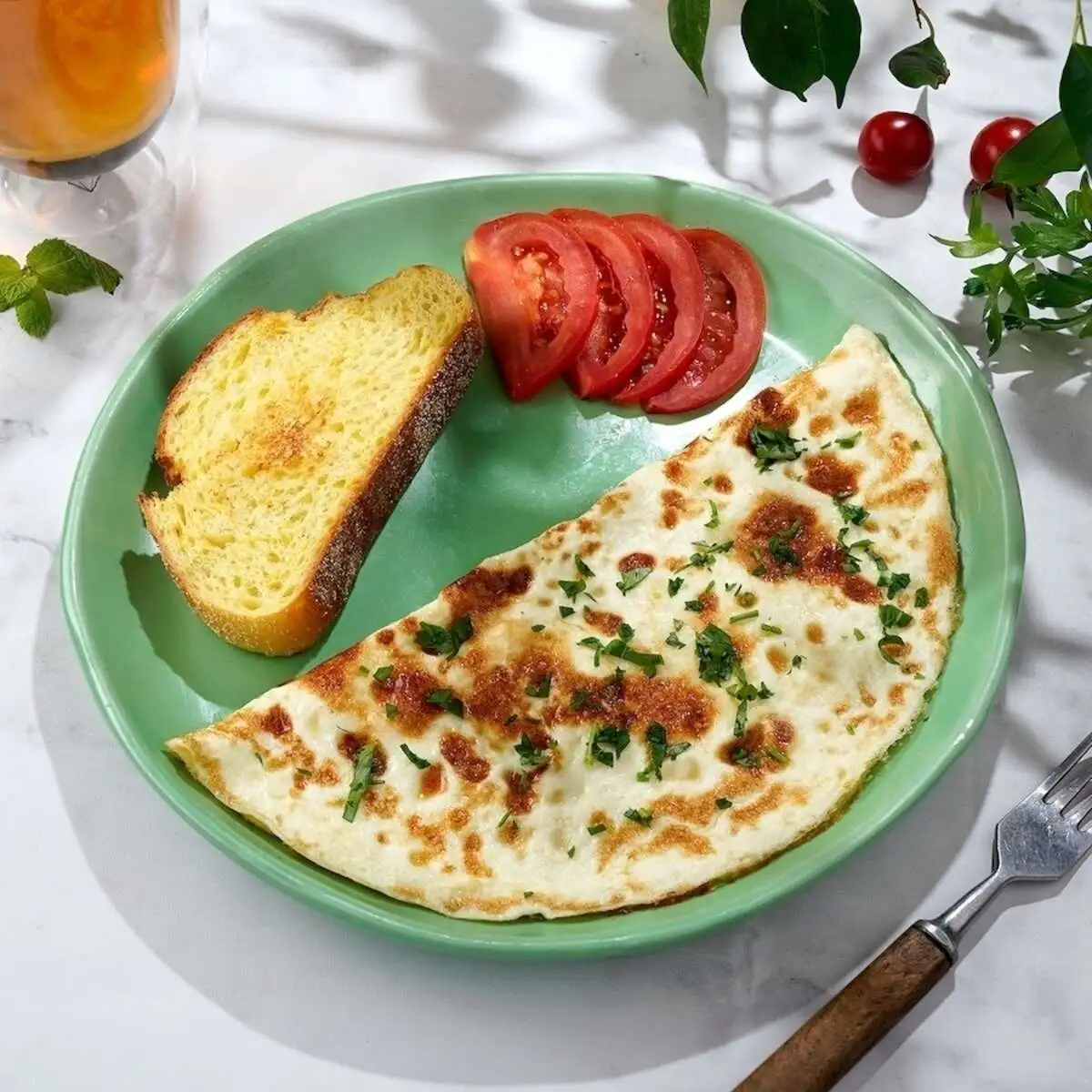 Омлет с помидорами