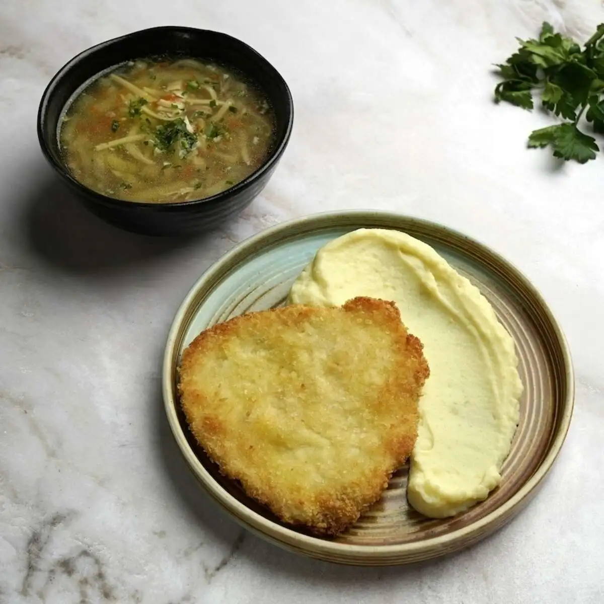 Суп-лапша, шницель, картофельное пюре