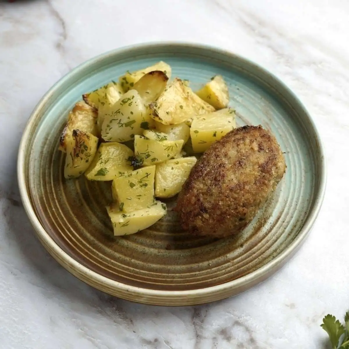 Котлета из индейки и картофель с зеленью