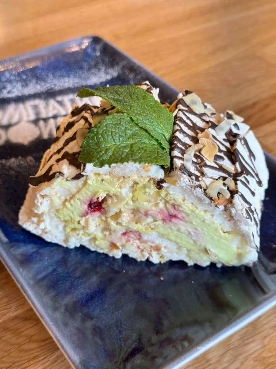 Меренговый рулет фисташка-малина,180г