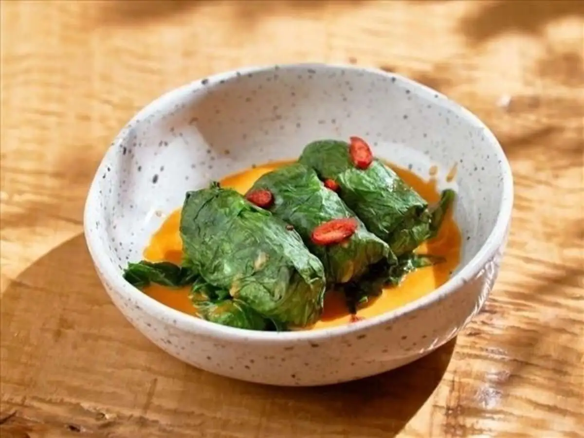 Голубцы с северной креветкой и судаком в соусе том-ям