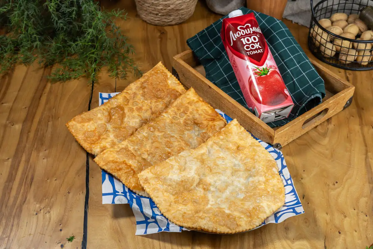 Комбо — Сила в трёх чебуреках (чебуреки + томатный сок в подарок) 