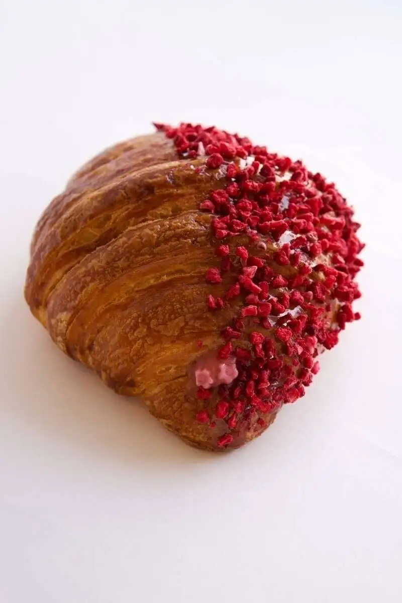 Круассан с малиной