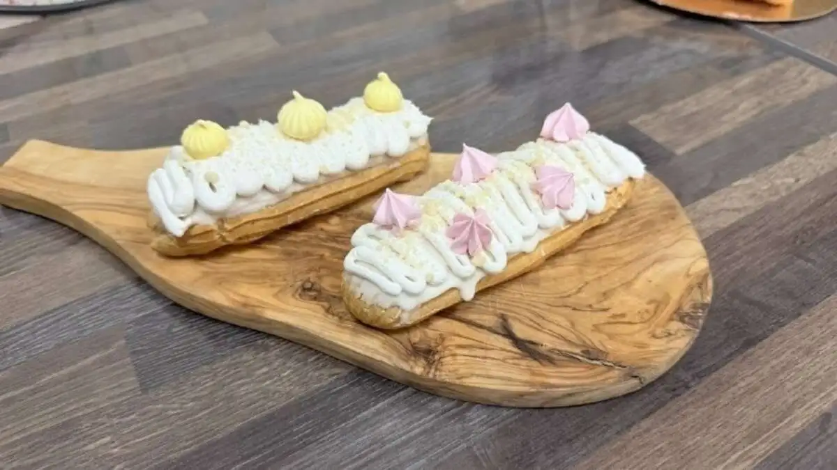 Эклер с фруктовой начинкой