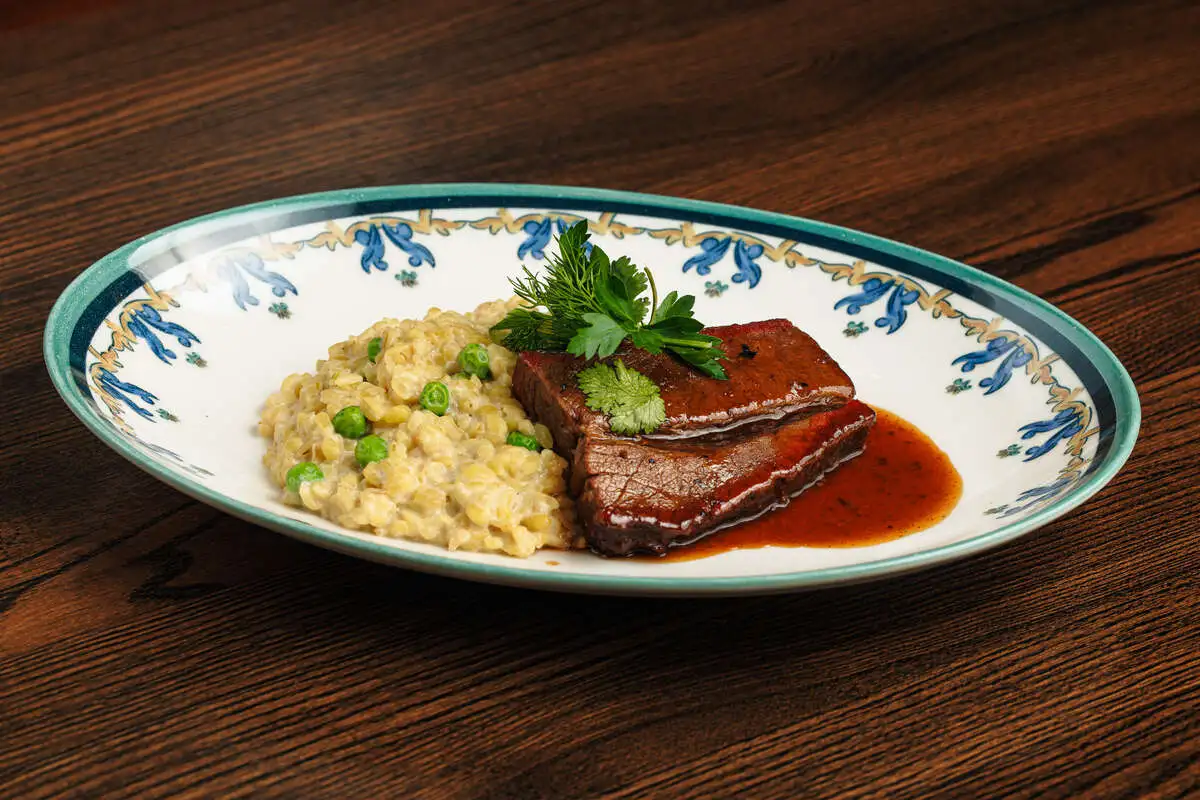 Томлёная грудинка с чесночным булгуром