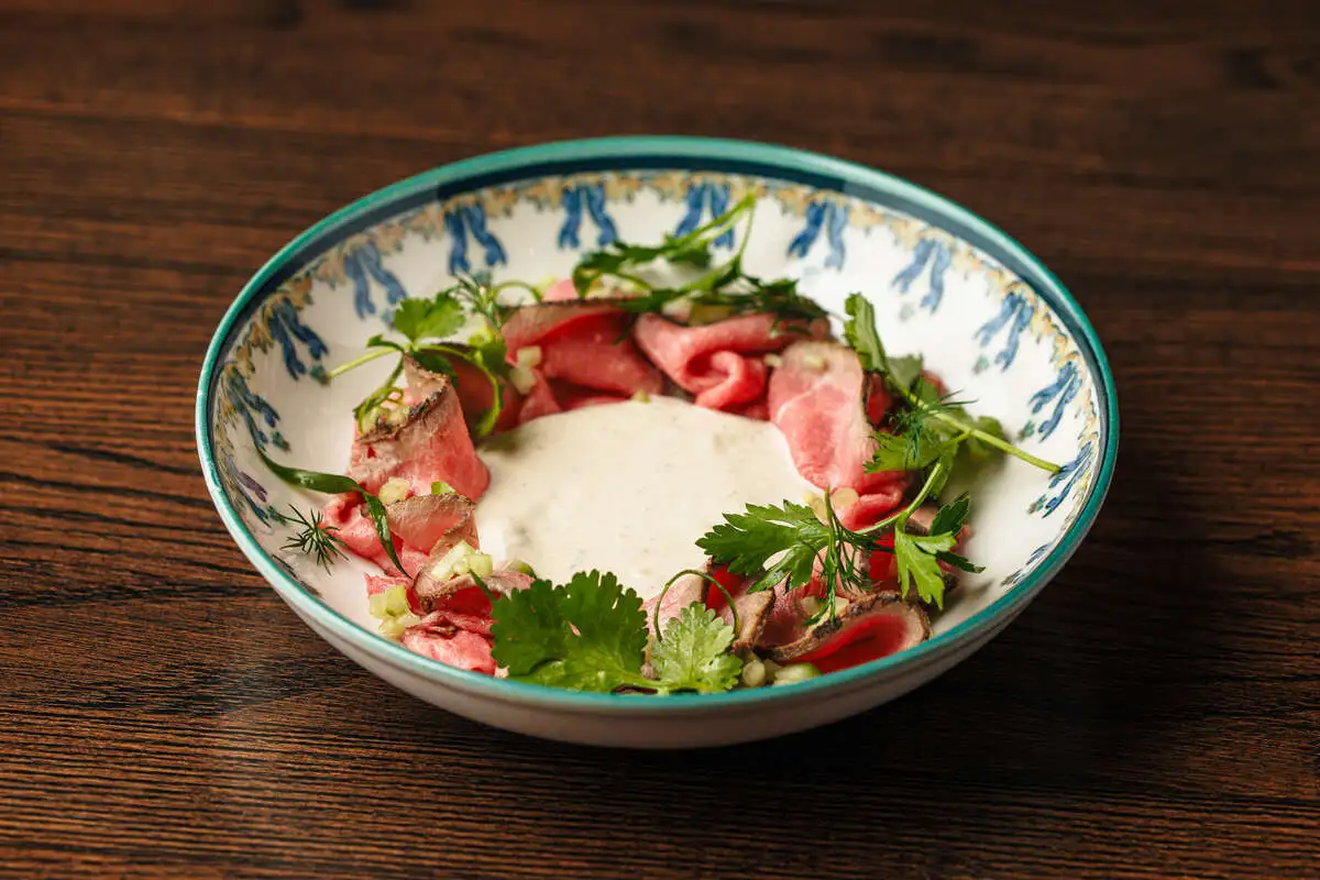 Ростбиф с соусом из шпрот