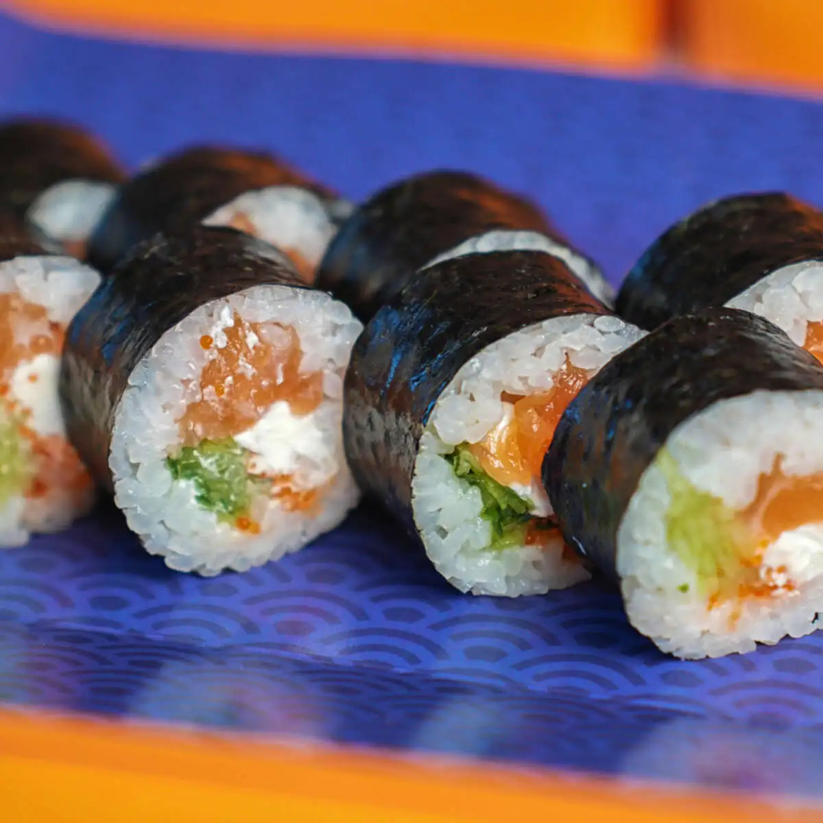 Ролл с лососем