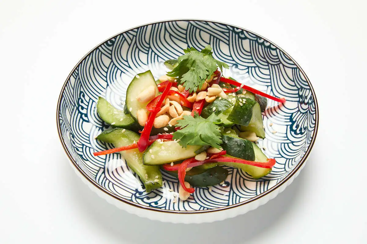 Салат битые огурцы