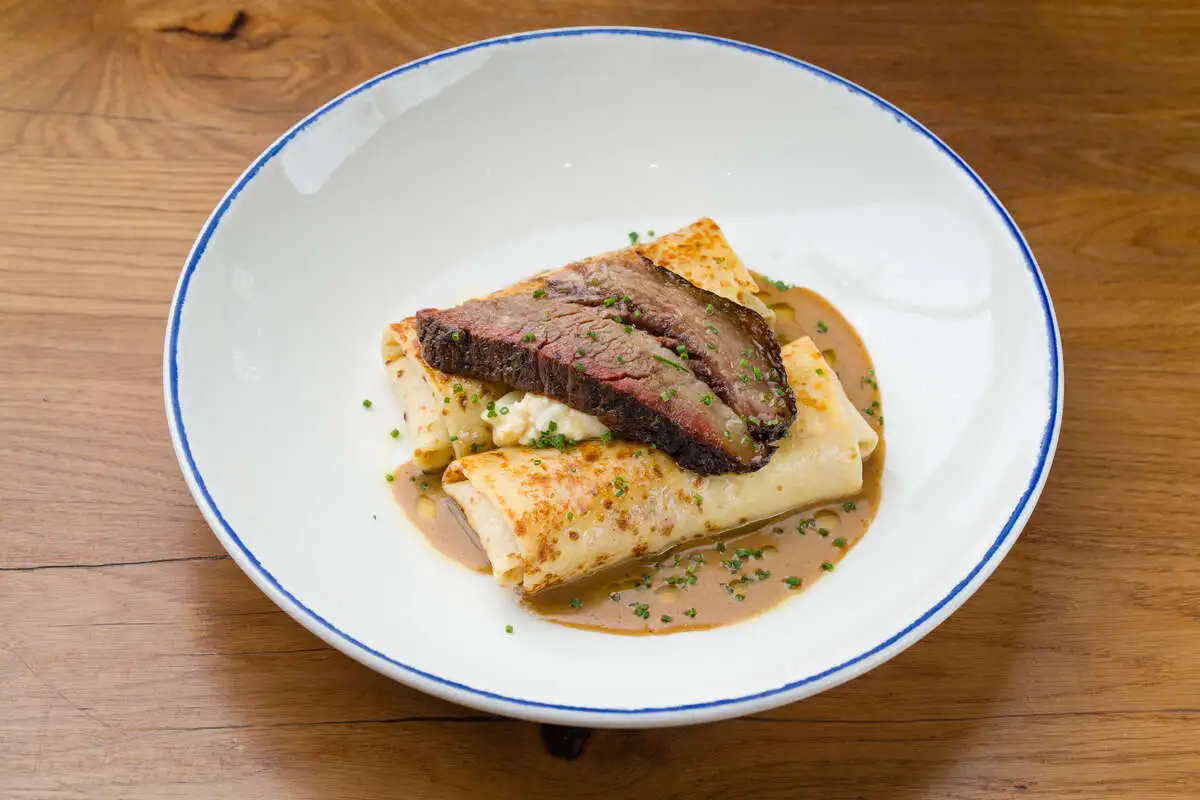 Блины с брискетом и картофельным пюре