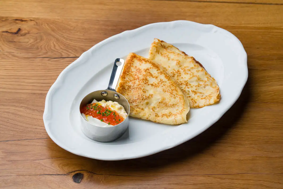 Блины с икрой, сметаной и яичным салатом