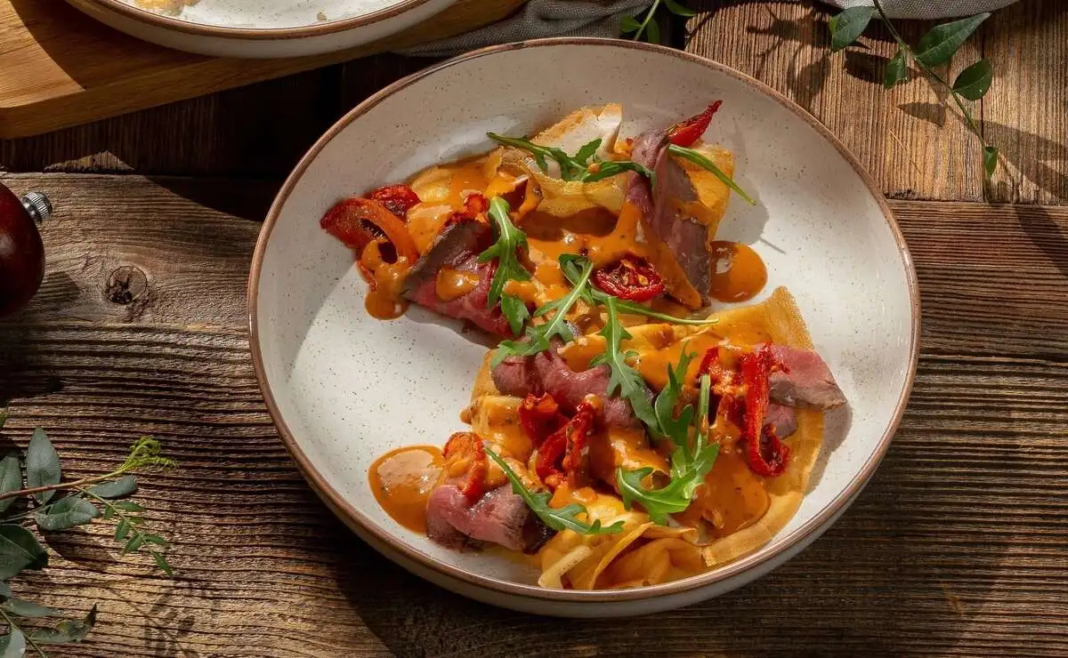 Блинчики с ростбифом, соусом пеппер