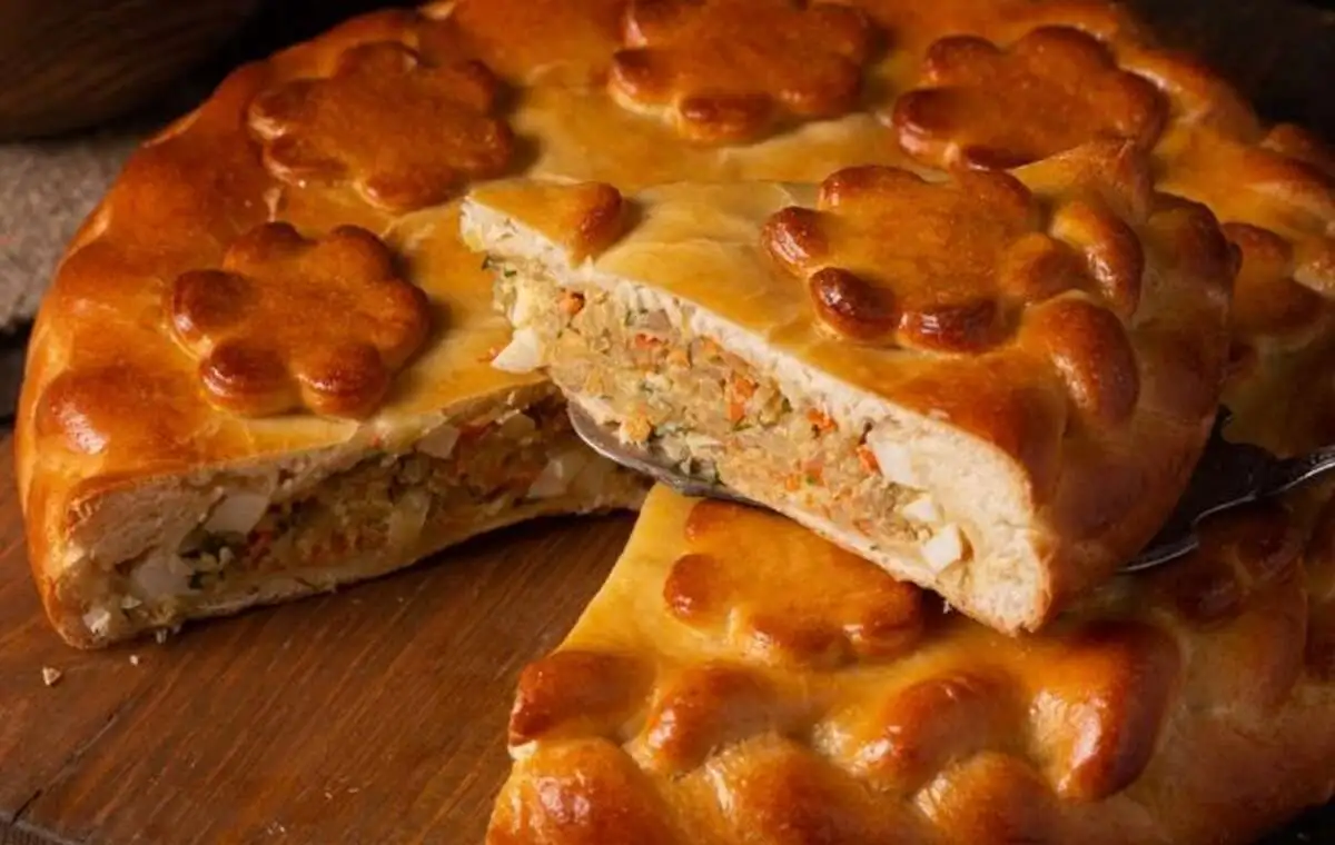 Сочный пирог с капустой и жареным яйцом