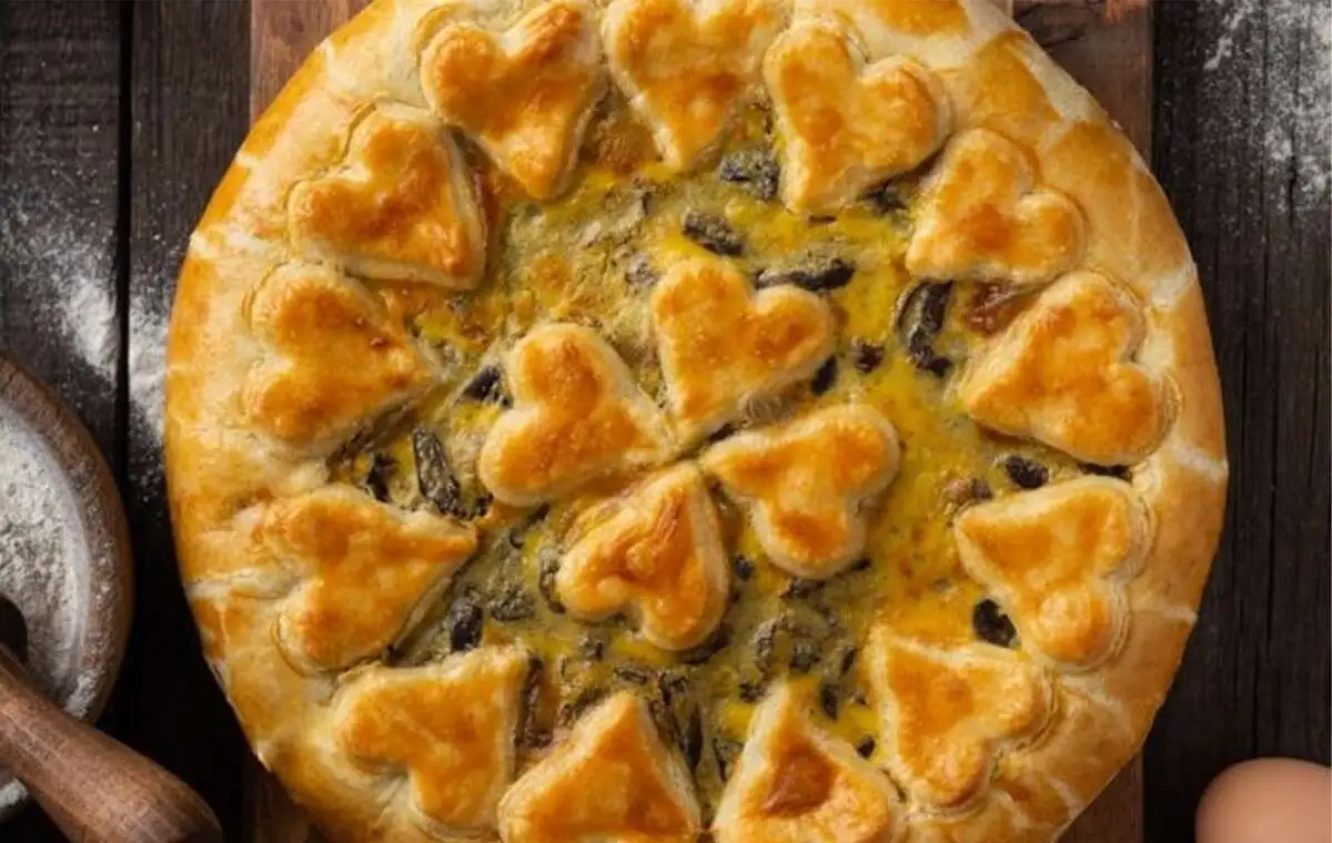 Фирменный пирог с копченой курицей, жареным картофелем и сыром моцарелла