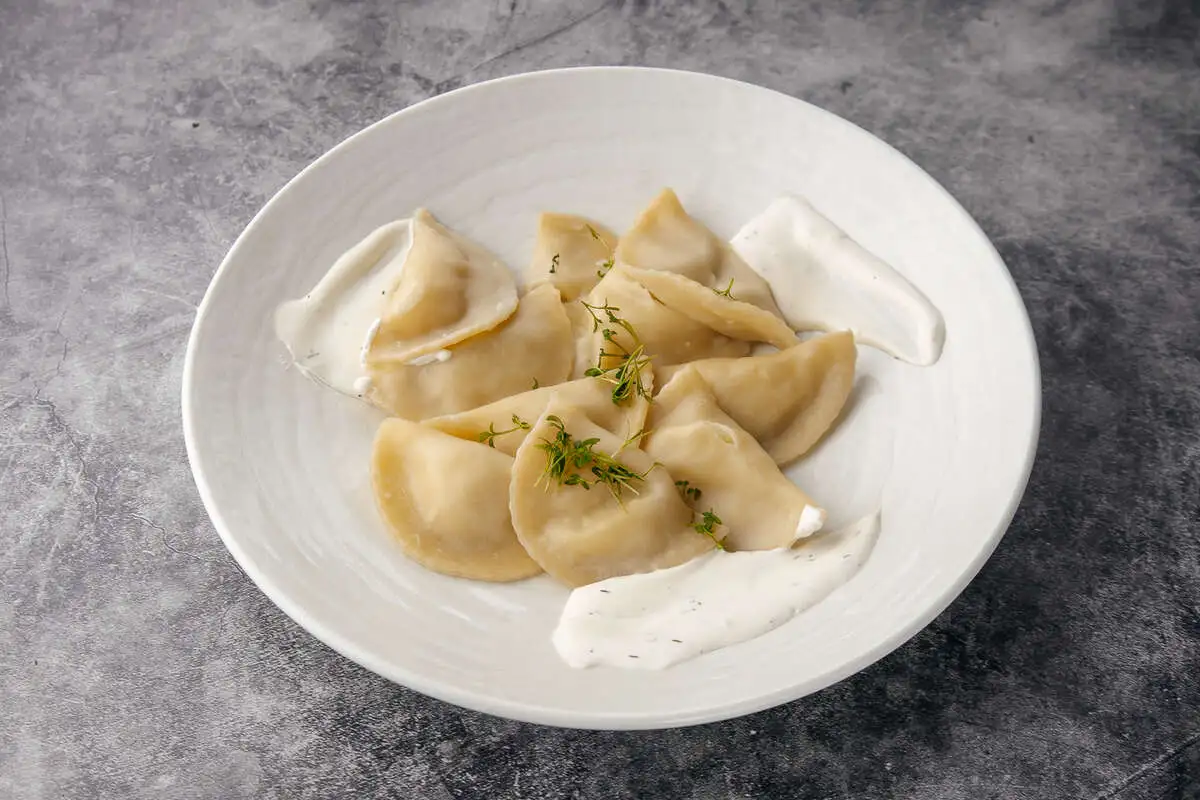 Вареники с картофелем и чесночным соусом