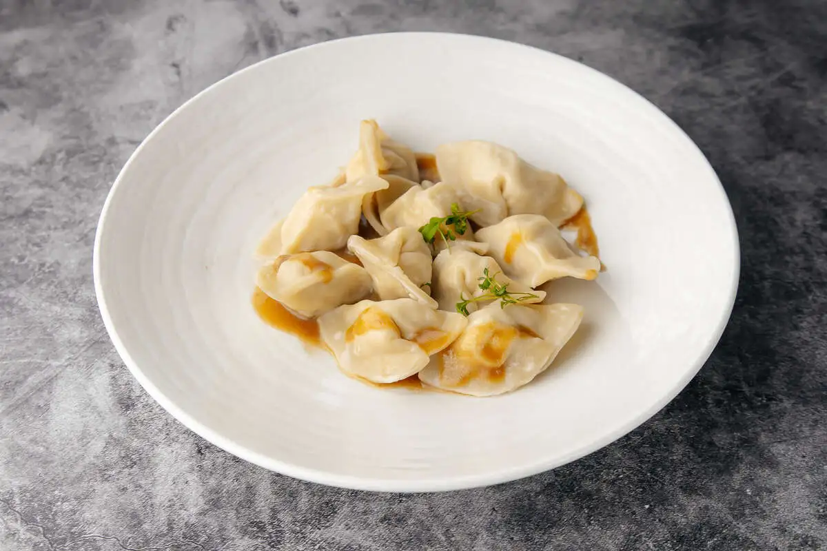 Пельмени с индейкой с соусом из сельдерея