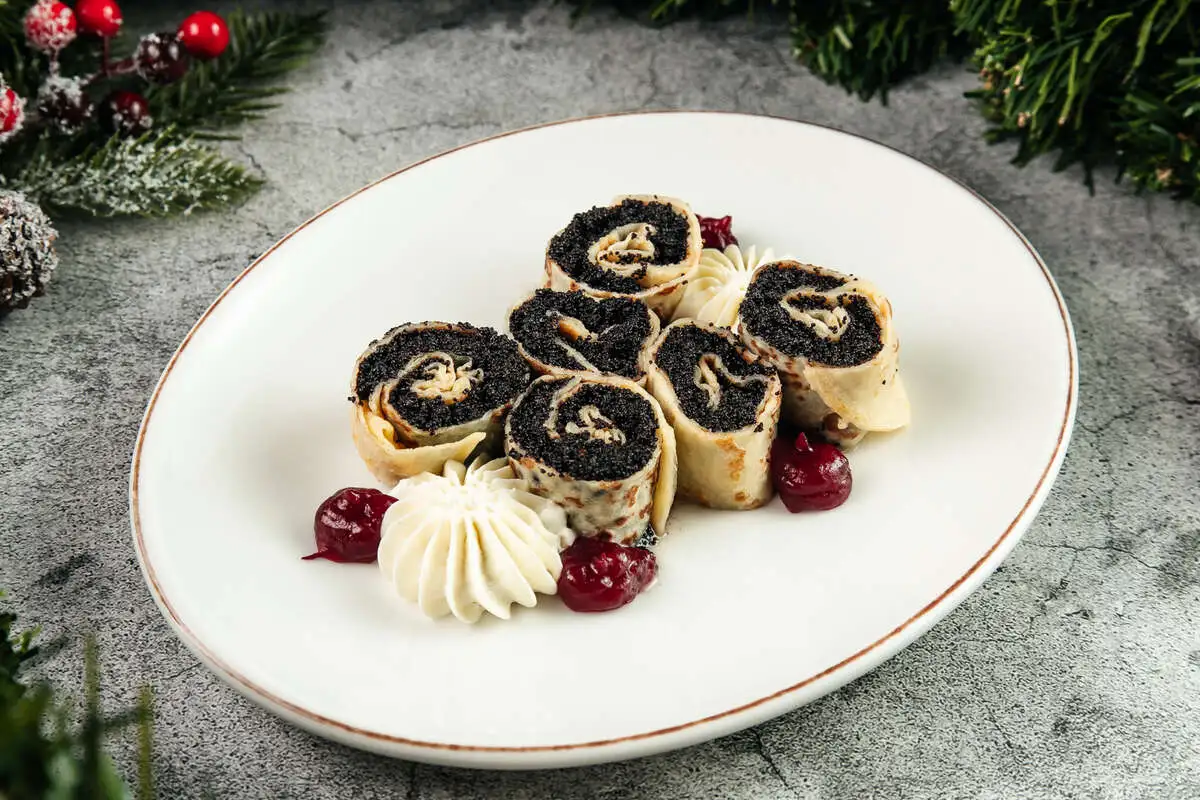 Маковый блинчик с белым шоколадом и брусникой