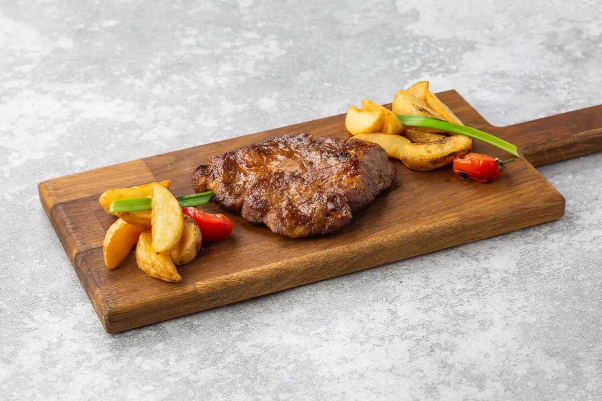 Стейк из свиной шеи с айдахо и черри