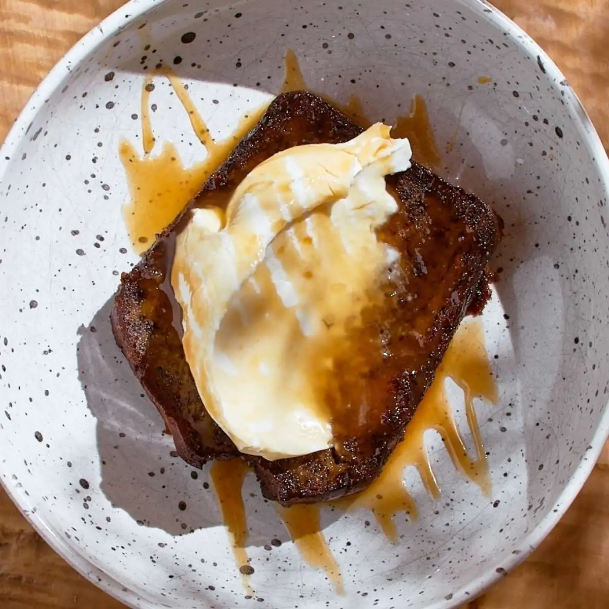 Френч-тост из бананового хлеба с соленой карамелью