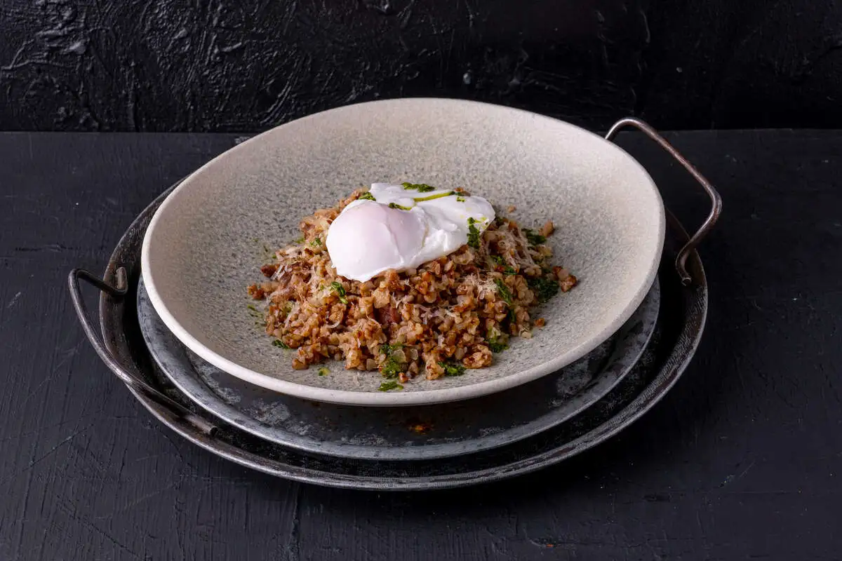 Греча с говядиной и яйцом пашот