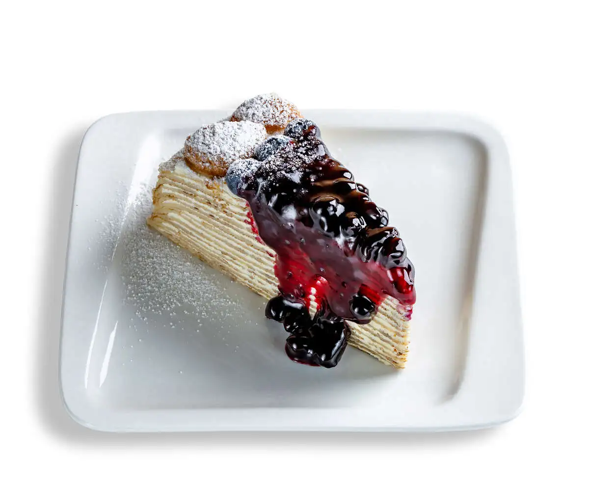 Торт блинный с  голубикой 