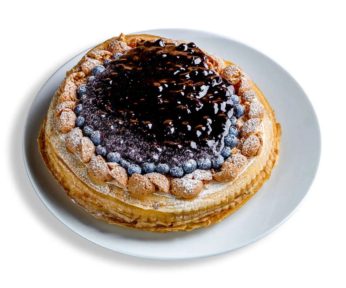 Торт блинный с голубикой целый