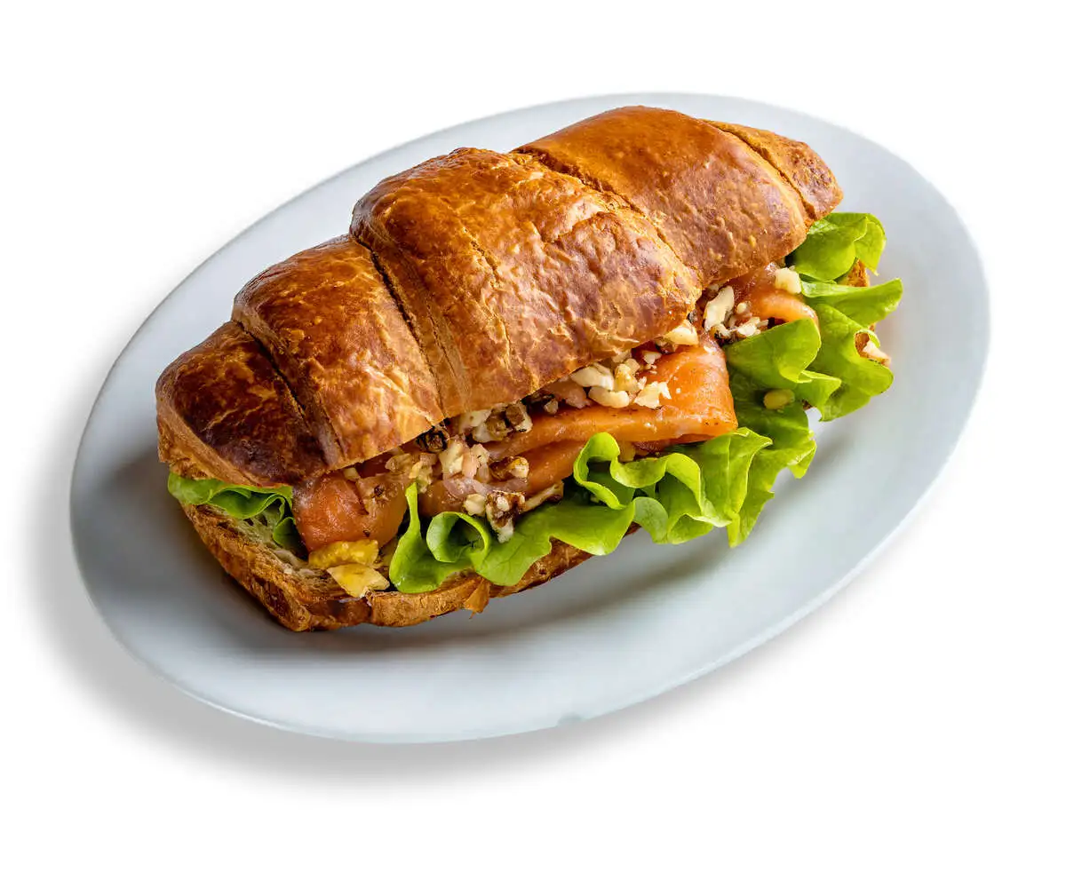 Круассан с лососем и сливочным сыром 