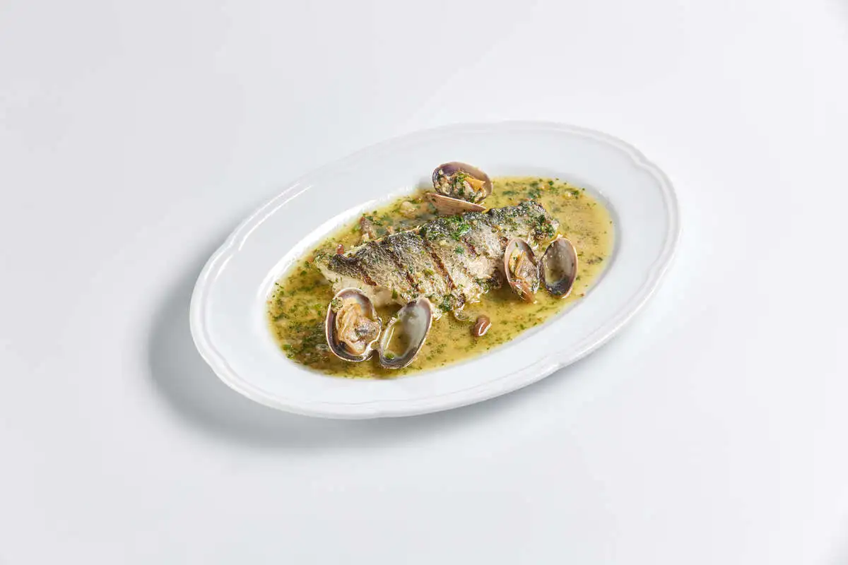 Сибас с вонголе Acciuga