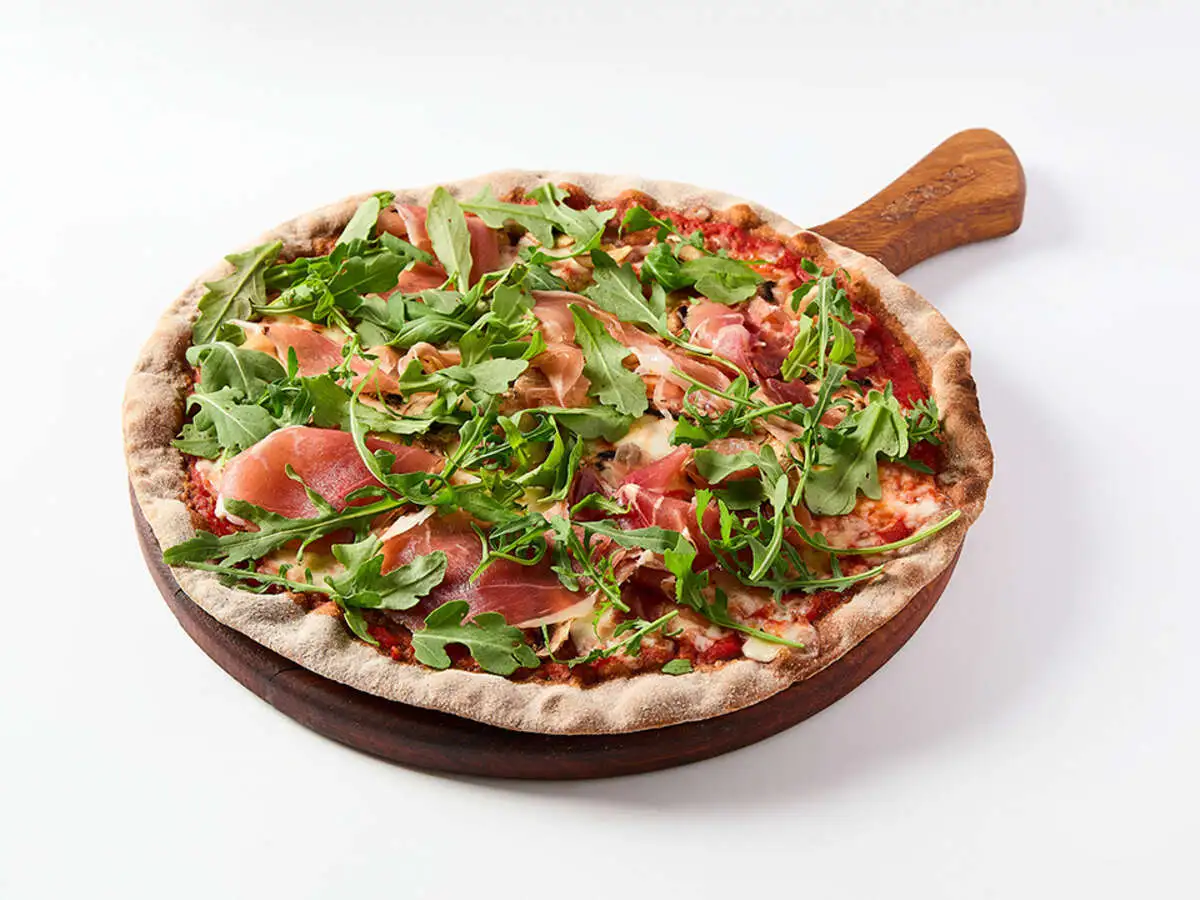 Пицца с пармой и руколой  ржаная