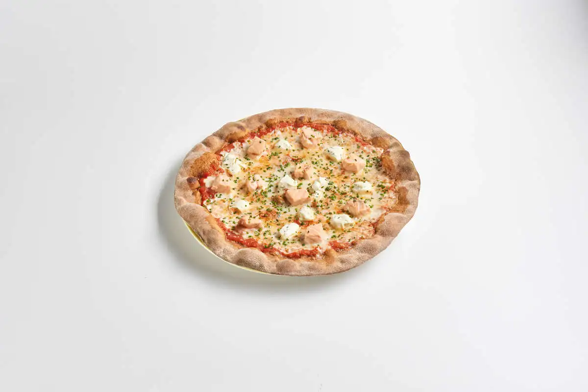 Пицца с лососем и сливочным сыром ржаная