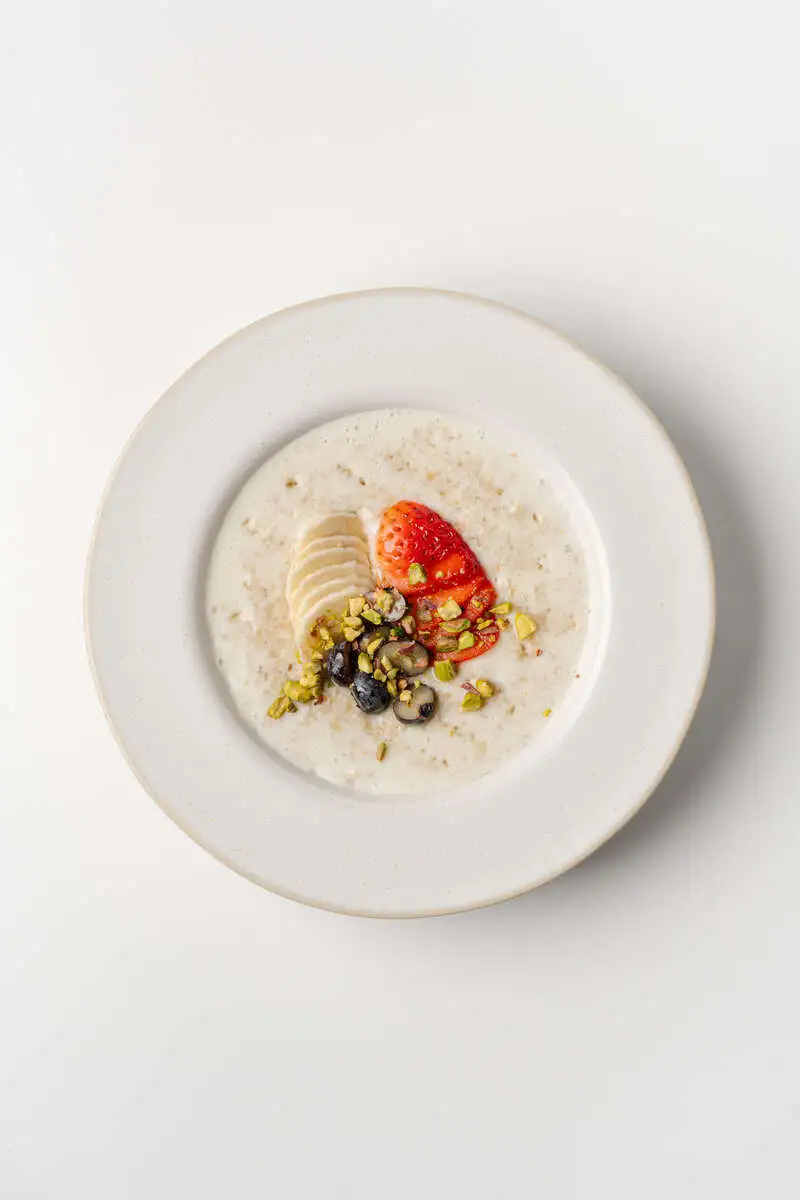 Каша овсяная с медом, орехами и ягодами